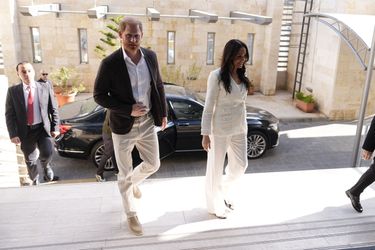 découvrez les motivations de harry en jordanie et ce qui l'a poussé à s'y rendre avec meghan.