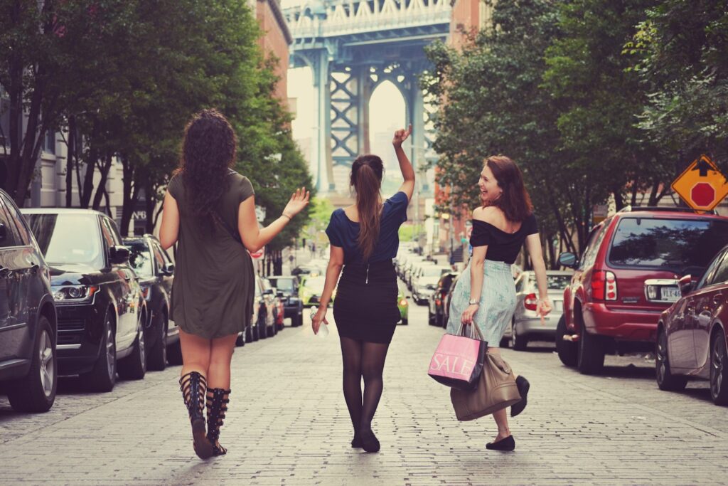 I took this hilarius photo of three of my co-workers in a free day.
The three girls are from different countries.